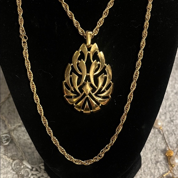 Crown Trifari Luxurious Gold Plated Layered Necklace with Pendant - Picture 3 of 3